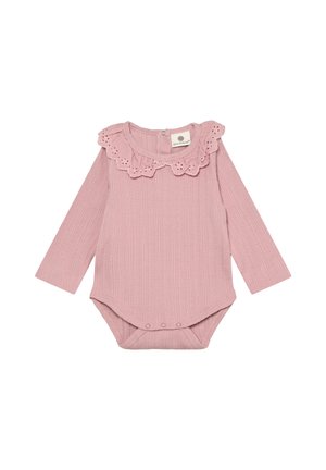 Różowe prążkowane body niemowlęce z długim rękawem, kołnierzem z falbanką z ażurowej koronki oraz zatrzaskami u dołu.