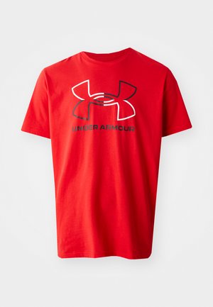 Czerwona bawełniana koszulka z krótkim rękawem, z dużym czarno-białym logo Under Armour na klatce piersiowej. Standardowy krój z okrągłym dekoltem.