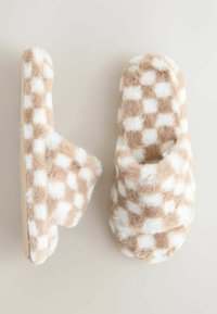 Papuci din blană sintetică cu model pătrat bej și alb, design cu vârf deschis și textură moale, plușată. Talpă antiderapantă pentru stabilitate.
