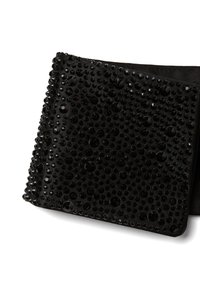 Bolso de mano negro con una superficie texturizada cubierta de strass negros brillantes de diferentes tamaños, que cuenta con un cierre magnético.