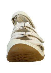 Hvide atletiske sandaler med justerbare stofstropper, polstret hæl og en tekstureret gummisål for godt greb. Har en rund tådesign.