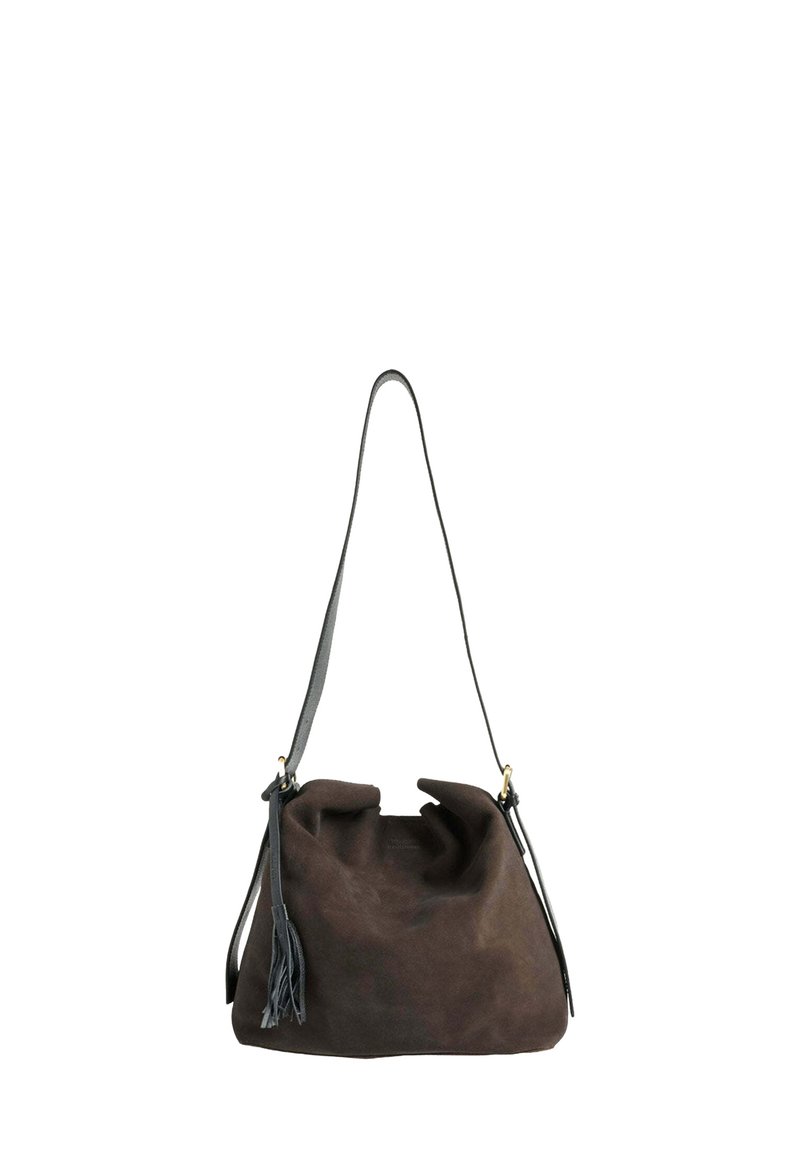Sac seau en suède marron foncé avec une forme décontractée, anse en cuir gris et détail en franges. Présente des accents en métal doré.