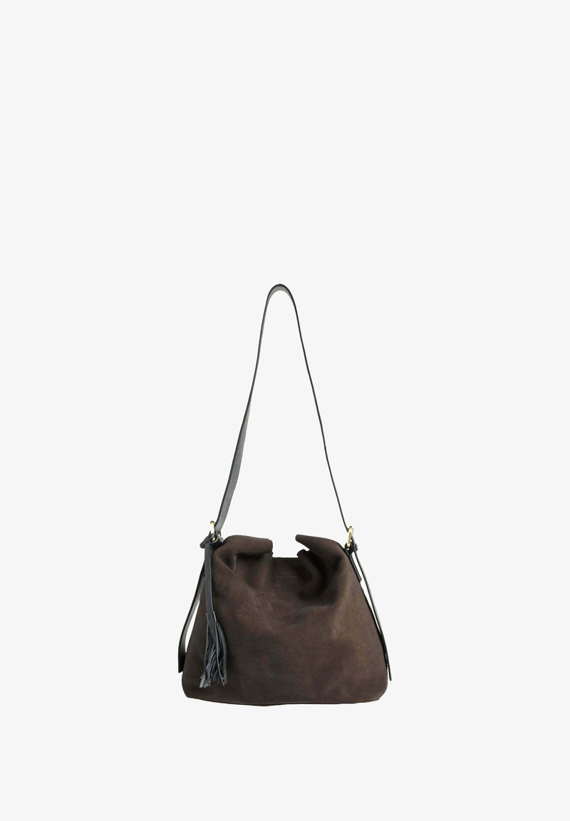 Sac seau en suède marron foncé avec une forme décontractée, anse en cuir gris et détail en franges. Présente des accents en métal doré.