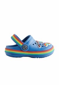 Svetlo modri slip-on klobuki z mavričnim vzorcem, ki vključujejo dekorativne dodatke in zadaj trak za varen oprijem. Teksturirani EVA materiali in drenažne luknje.