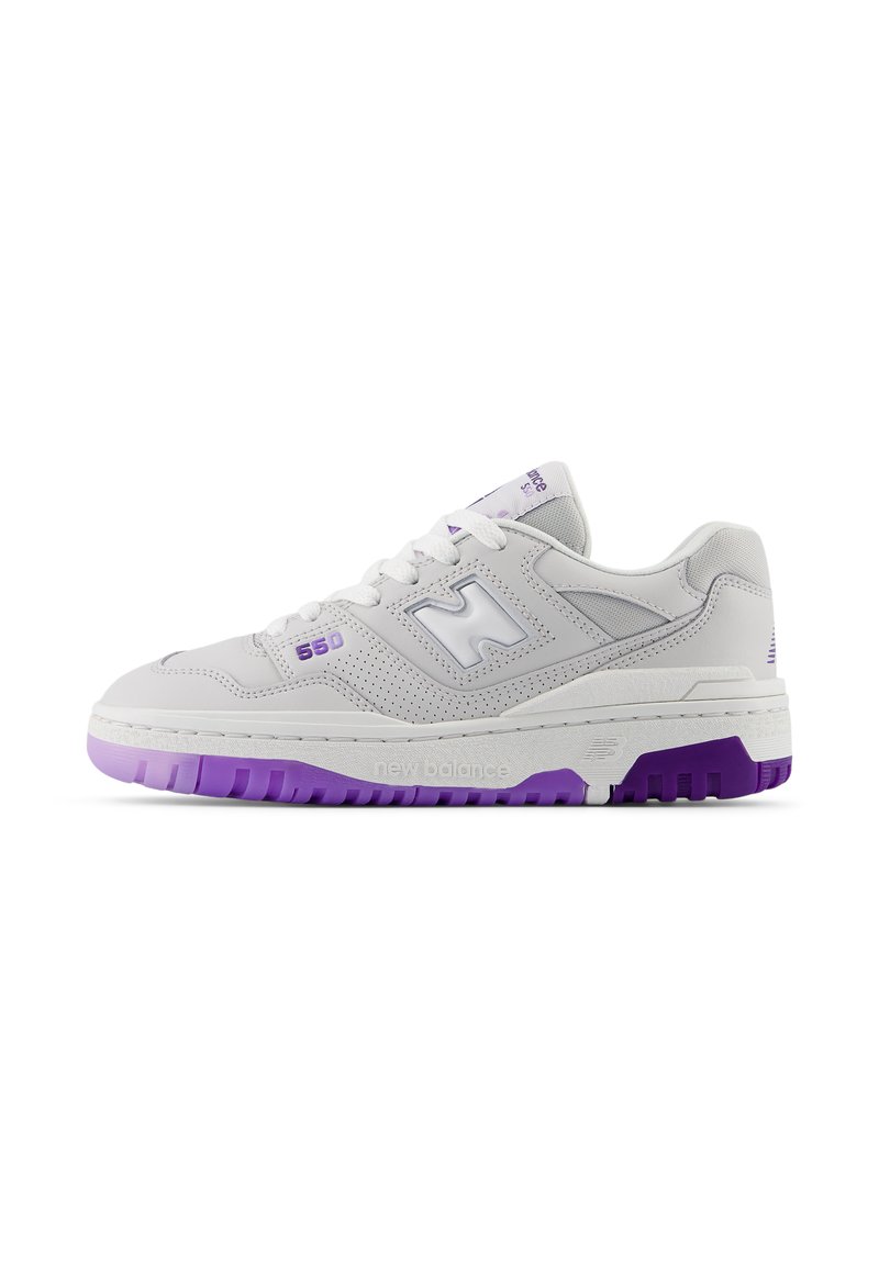 Sneaker bianche in pelle con accenti viola, caratterizzate da un design perforato, suola ammortizzata e un prominente logo "N".