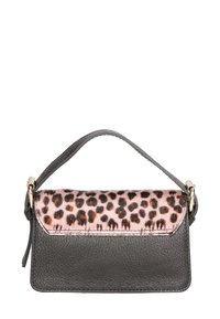 Borsa a tracolla nera in pelle con pattina in stampa leopardata rosa, caratterizzata da una tracolla corta e dettagli di cucitura sottili. Design compatto e moderno.