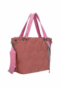 Roze gewatteerde tote bag met een gestructureerde afwerking, dubbele roze handvatten, verstelbare schouderband en een decoratieve tag met een logo.