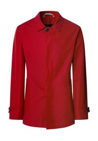 Cappotto rosso a maniche lunghe realizzato in tessuto liscio. Presenta un colletto, chiusura con bottoni e tasche laterali. Vestibilità aderente con polsini regolabili.