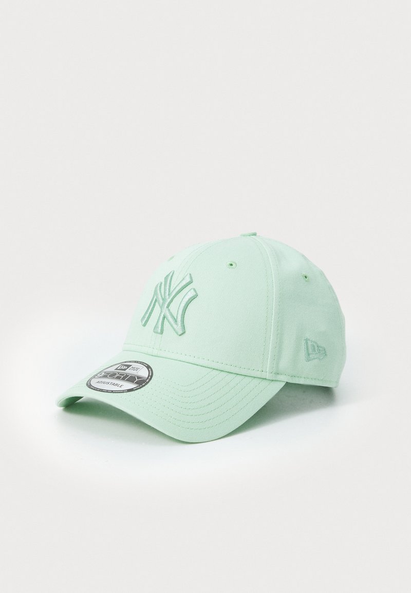 Casquette vert menthe avec logo NY brodé en relief dans une teinte assortie. Ajustement réglable, visière structurée, texture de tissu lisse.