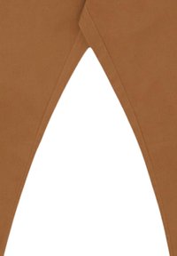 Pantalons marron ajustés avec une texture lisse. Présentent des coutures angulaires et une silhouette épurée, adaptés à une tenue décontractée ou formelle.