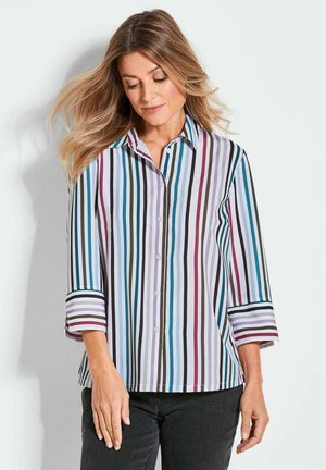 Chemise à rayures en tissu léger, présentant des rayures verticales en bleu canard, bordeaux et noir, avec des manches retroussées à 3/4.