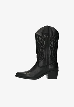 Zwarte leren cowboylaars met een spitse neus, decoratieve stiksels op de schacht en een lage blokhak. Bevat een trekband voor gemakkelijk aan- en uittrekken.