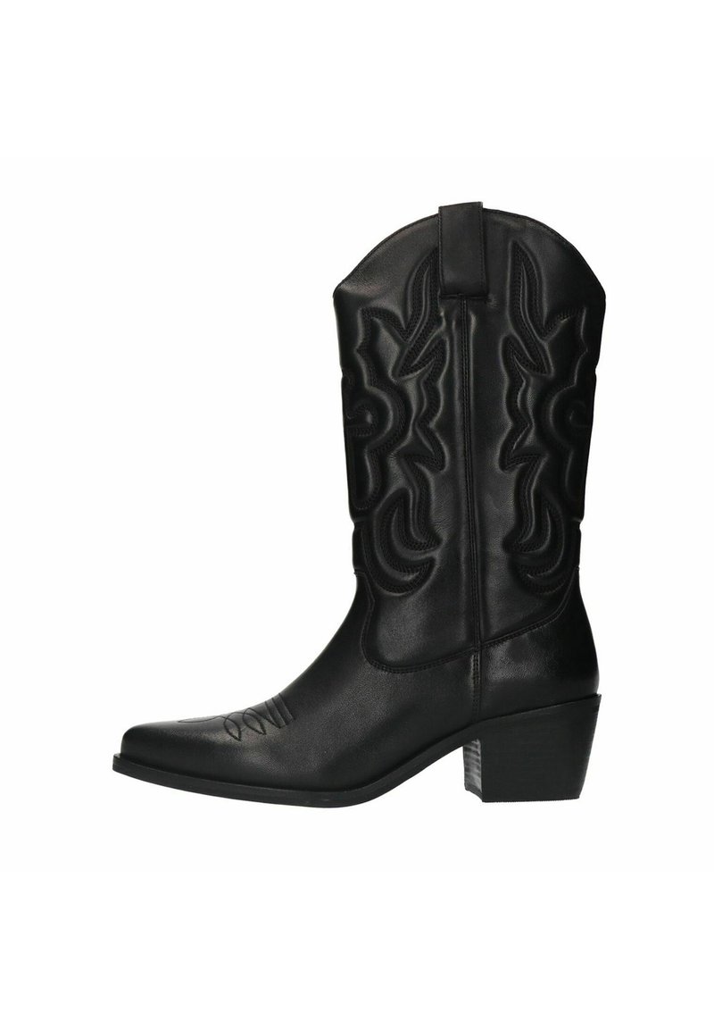 Zwarte leren cowboylaars met een spitse neus, decoratieve stiksels op de schacht en een lage blokhak. Bevat een trekband voor gemakkelijk aan- en uittrekken.