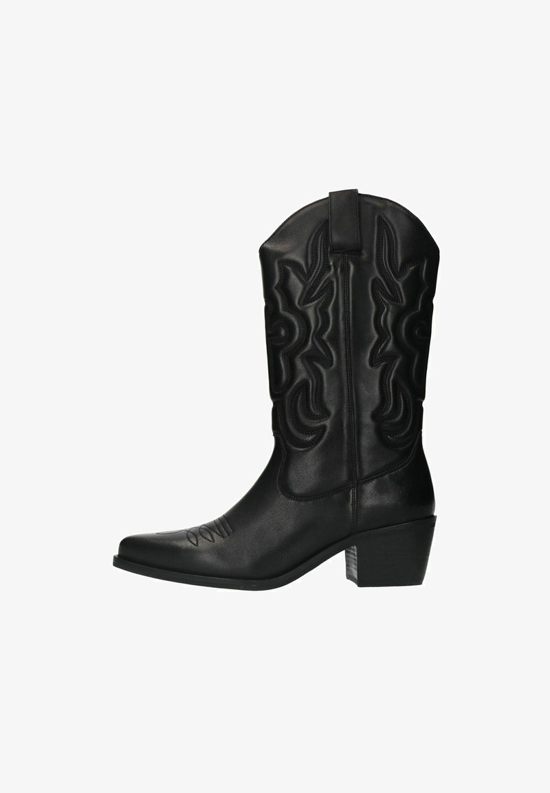 Stivale da cowboy in pelle nera con punta affusolata, cuciture decorative sul gambale e tacco basso a blocco. Presenta un manico per facilitarne l'indossamento.