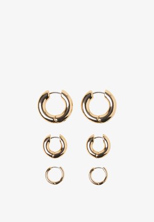 Kolme paria kiillotettuja kultaketjuisia korviksia, pieniä, keskikokoisia ja suuria, aseteltuna pystysuoraan valkoista taustaa vasten.