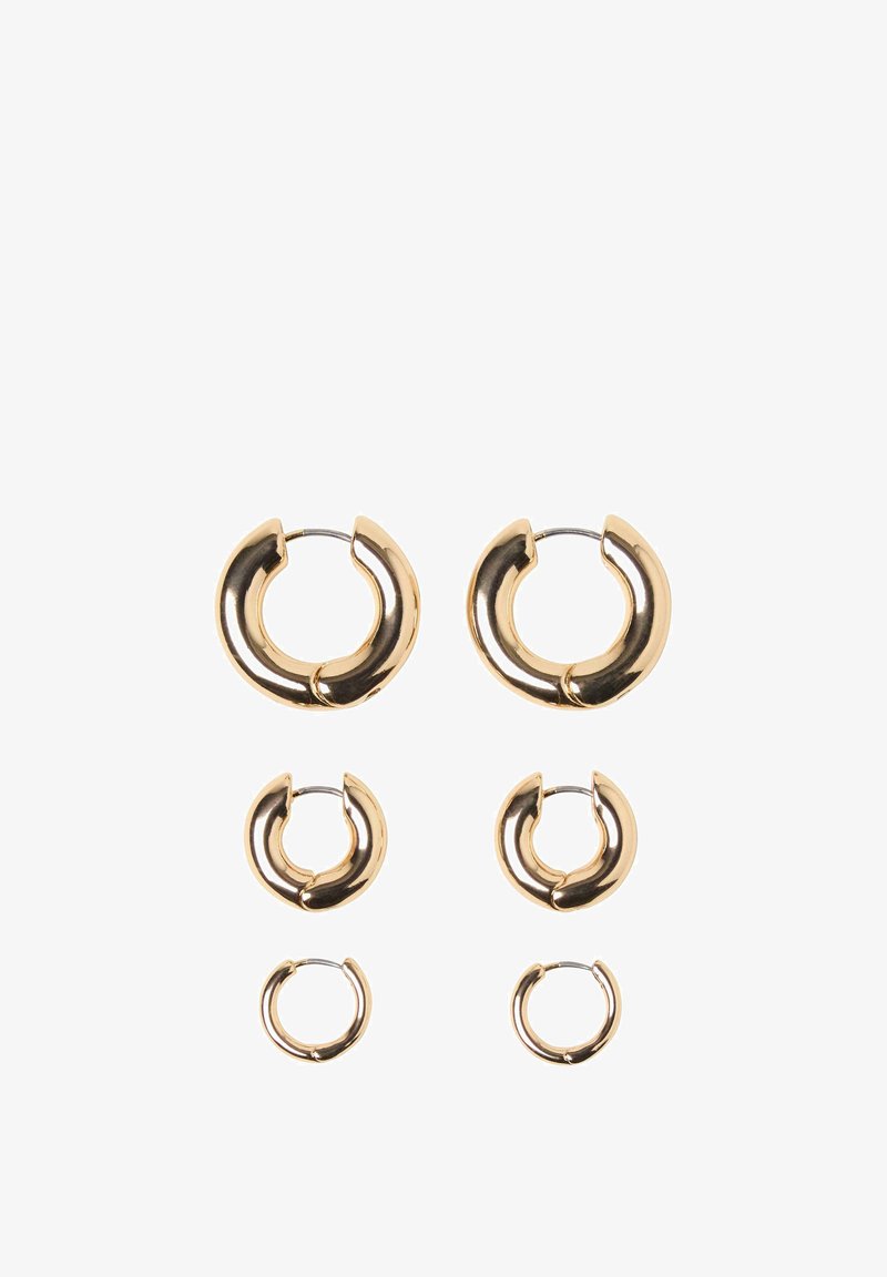 Tre par polerede guldringe i små, mellemstore og store størrelser arrangeret lodret på en hvid baggrund.