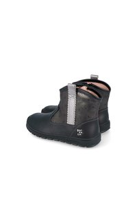 Botas de tobillo negras con un zipper de acento plateado, parte superior texturizada de color oscuro y suela de goma resistente. Presenta un logotipo en el costado y un lazo para facilitar su uso.