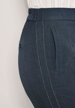 Dunkelgraue Hose aus strukturiertem Stoff mit breitem, elastischem Bund, seitlichen Taschen und kontrastierenden Steppnähten.