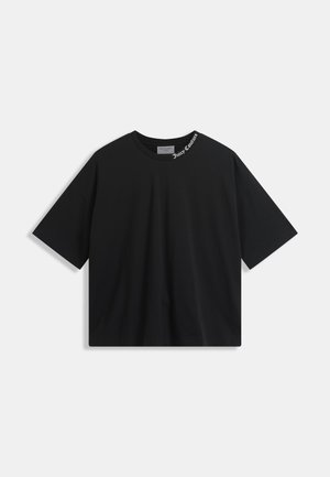 Melns kokvilnas T-krekls ar īsām piedurknēm, apaļu kakla izgriezumu un baltu logotipu uz apkakles. Regulārs piegriezums, gluda tekstūra.