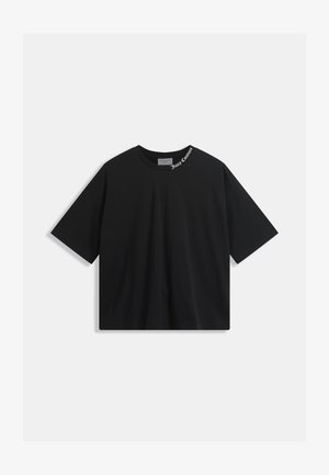 Tricou negru din bumbac cu mâneci scurte, având o guler rotund și un accent de logo alb pe guler. Croială regulară, textură netedă.