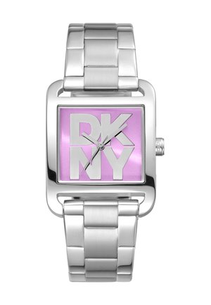 Orologio da polso in metallo argentato con quadrante quadrato e sfondo rosa, caratterizzato da grandi lettere bianche "DKNY" e un bracciale a maglie lucide.