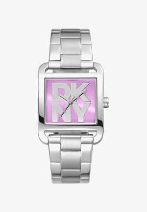 Silberne Metallarmbanduhr mit quadratischem Zifferblatt und pinkem Hintergrund, ausgestattet mit großen weißen "DKNY"-Buchstaben und einem polierten Gliederarmband.
