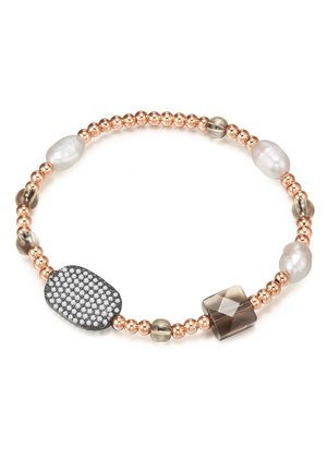 La pulsera de cuentas en color oro rosado cuenta con perlas redondas, cuentas grises y dos bloques decorativos; uno con detalles en negro y plata, y el otro transparente.