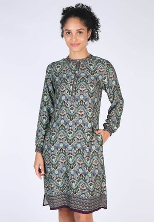Langärmliges Kleid in Teal, mit einem aufwendigen floralen Muster in Grün und Burgunderrot, runder Halsausschnitt und seitlichen Taschen.