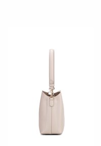 Borsa a tracolla in pelle beige chiaro con forma strutturata, dotata di una lunga tracolla, hardware dorato e dettagli con cuciture verticali.