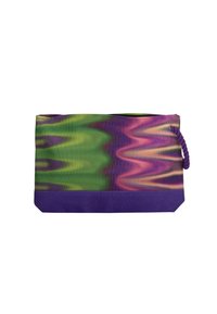 Borsa a tracolla colorata con un motivo ondulato in verde, viola e rosa, caratterizzata da una base viola uniforme e un manico laterale intrecciato.