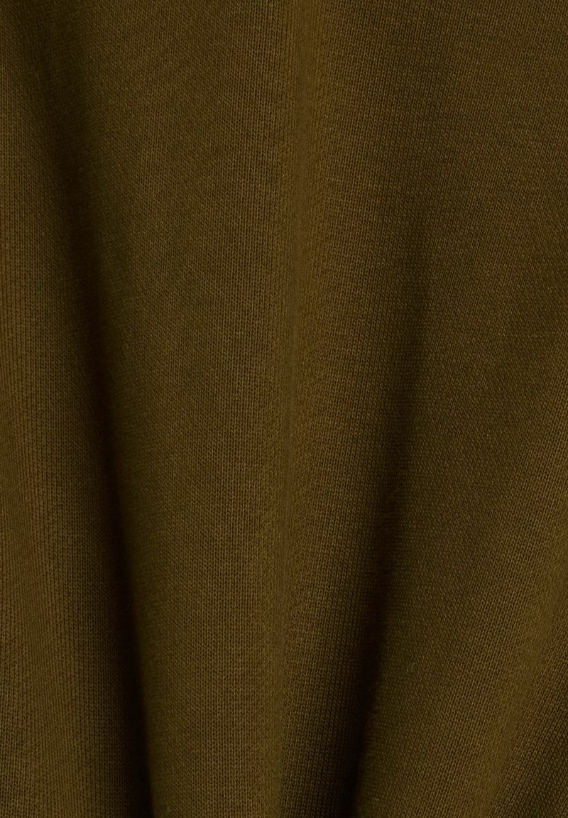 Tissu tricoté vert olive avec une texture lisse et un motif régulier. L'accent est mis sur sa couleur et son tombé doux.