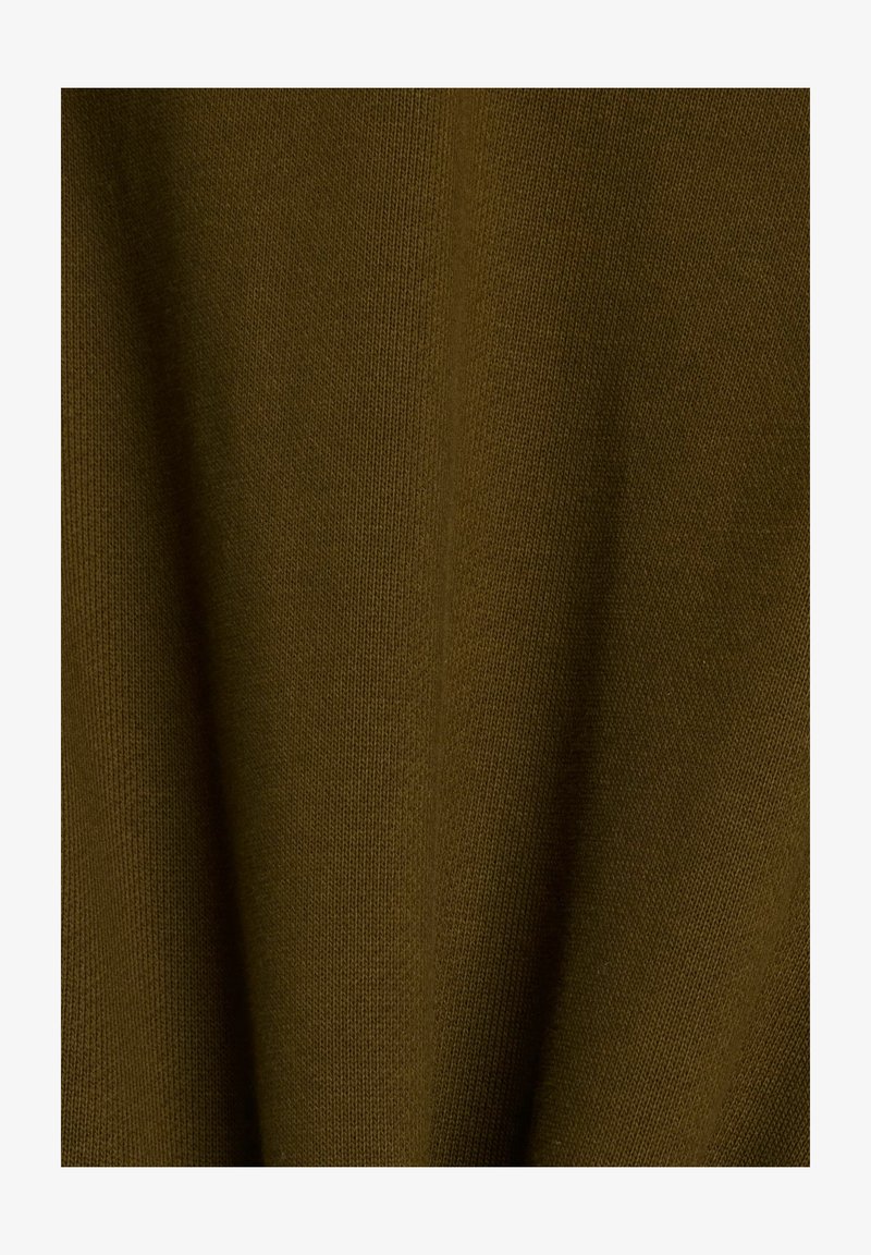 Tissu tricoté vert olive avec une texture lisse et un motif régulier. L'accent est mis sur sa couleur et son tombé doux.