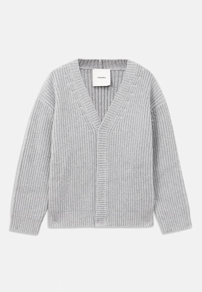 Cardigan de punto gris con cuello en V, textura acanalada y mangas largas. Presenta un dobladillo recto y un sutil detalle cerca del escote.