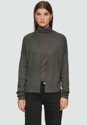 Cardigan léger gris foncé avec un devant ouvert, des manches longues et une coupe décontractée, porté sur un col roulé assorti et un pantalon noir.