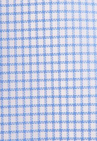 Tissu tissé bleu et blanc présentant un motif en damier avec de petits carrés ; surface texturée avec des couleurs contrastées et un design uniforme.
