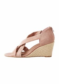 Sandali wedge rosa cipria con cinturini incrociati in morbido suede, dotati di tacco in juta intrecciata e zip sul retro per una facile calzata.
