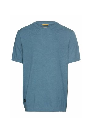 Kortærmet crewneck sweater i dæmpet blå, med en glat tekstur og subtile syningsdetaljer. Etiket placeret nederst til venstre.