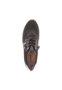 Baskets en suede noir avec des côtés en imprimé léopard, des lacets noirs et des zips sur les côtés, présentées de dessus sur fond blanc.