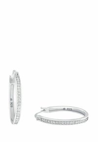 Orecchini a cerchio in argento con un design morbido e curvo, caratterizzati da una fila di cristalli trasparenti lungo un lato. Contrassegnati con il marchio 925.