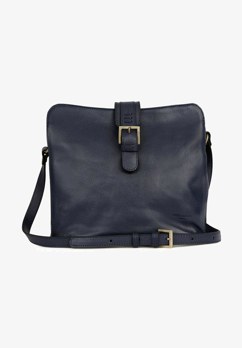 Sac en cuir marine avec une texture lisse, bandoulière réglable et quincaillerie dorée. Doté d'un rabat avant avec une fermeture à boucle.