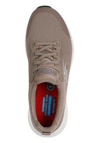 Baskets marron clair avec tige en maille respirante, semelle antidérapante et intérieur rembourré rouge. Comprend des lacets et la marque Skechers.