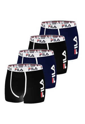 Quatre paires de boxers Fila en noir et marine, avec un panneau frontal blanc, des ceintures élastiques avec un logo en rouge et blanc.