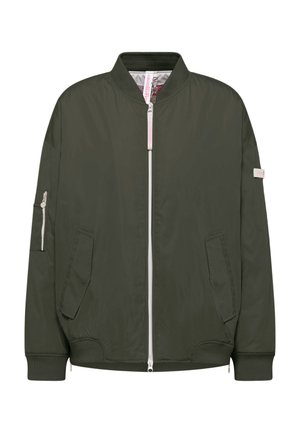 Kurtka bomberka w oliwkowej zieleni z zamkiem błyskawicznym z przodu, dwoma skośnymi kieszeniami na przodzie, ściągaczami na mankietach i kołnierzu oraz kieszenią na zamek na lewym rękawie.