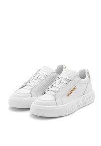Sneakers bianchi in pelle con suola bianca testurizzata, dettagli argentati e logo dorato sul lato, caratterizzati da un classico design con lacci.