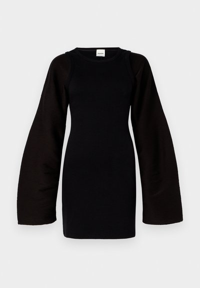 Schwarzes gestricktes Kleid mit langen, lockeren Ärmeln. Rippstruktur, taillierte Passform, runder Ausschnitt. Minimalistisches Design, keine sichtbaren Muster oder Akzente.