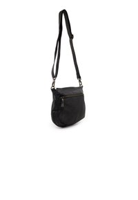 Schwarze Leder-Schultertasche mit strukturiertem gewebtem Frontteil, flacher Form und verstellbarem Tragegurt. Verfügt über einen Reißverschluss oben und eine Fronttasche.