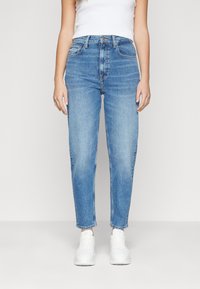 Tommy Jeans MOM JEAN  - Laisvo kirpimo džinsai - denim medium