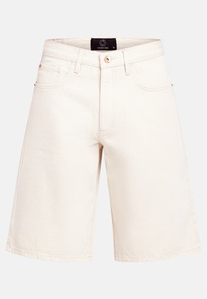 Λευκά τζιν σορτσάκια μέχρι το γόνατο με κουμπί μπροστά και τσέπες, εμφανιζόμενα σε απλό φόντο.