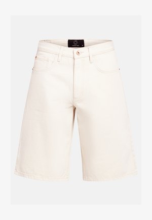 Shorts en jean blanc longueur genou avec bouton frontal et poches, présentés sur un fond uni.
