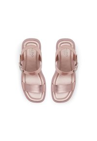 Růžové sandály z umělé kůže s třemi širokými pásky, jedním páskem kolem kotníku a kovovou sponou. Hladký povrch s polstrovanou stélkou.